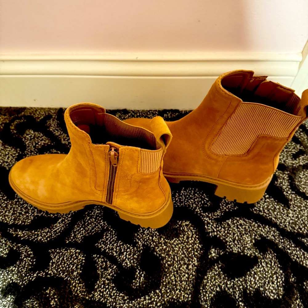 New Chelsea & Violet Lottie Suede Lug Sole Platform Chelsea Booties - Picture 9 of 10